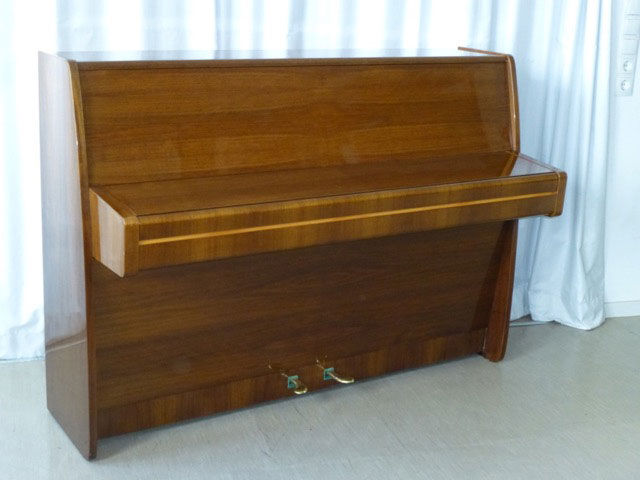 Klavier Nussbaum 1